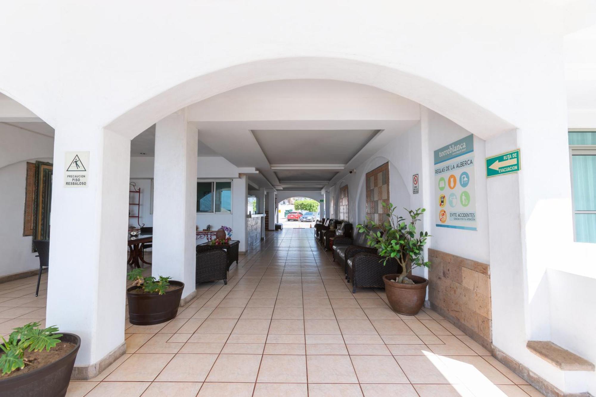 Torreblanca Beach Hotel And Suites Guayabitos - Desayuno Y Comida Incluido ริงกอน เด กัวยาบิโตส ภายนอก รูปภาพ
